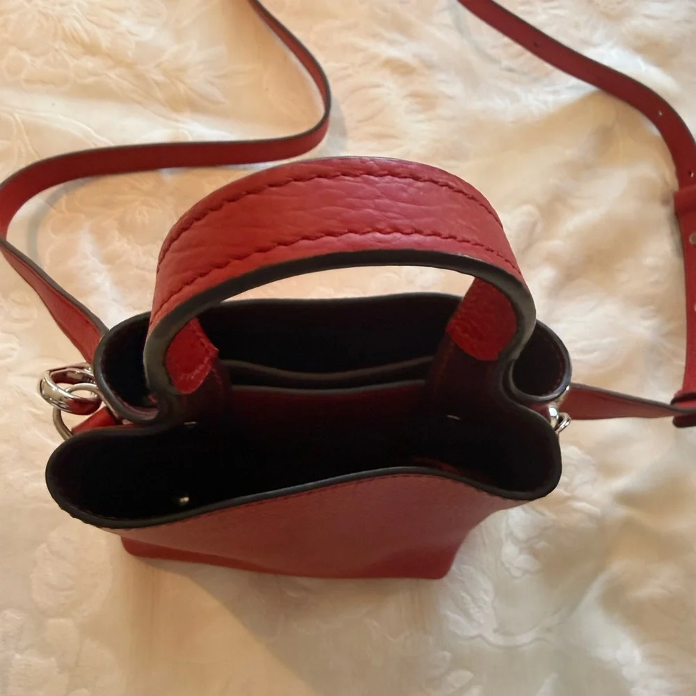 Tod's Red Pebbled Leather Crossbody Bucket Phone Bag - Picture 5 of 8